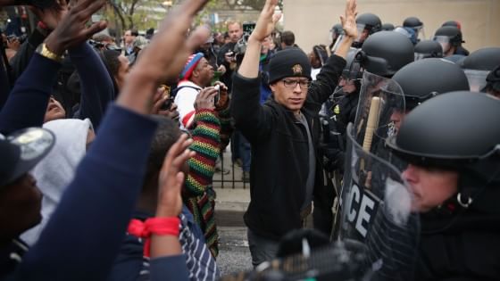 Redazione di Operai Contro, negli USA si corre il rischio di essere uccisi ogni volta che la polizia ti ferma I poliziotti sono la copia dell’assassino Obama Se sei afroamericano la probabilità di essere ucciso dalla polizia è il 100% Un affezionato lettore NEW YORK – La tensione è alta a Baltimora, dove continuano le proteste per l’afroamericano Freddie Gray, morto dopo essere stato arrestato. Migliaia di persone hanno invaso le strade in quella che sembrava, almeno all’inizio, una manifestazione pacifica. Con il passare delle ore però la situazione si è fatta pesante, con vetrine rotte e scontri con […]