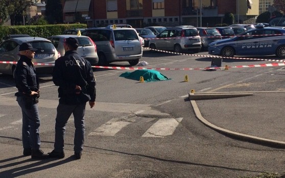 da Repubblica Lo ha aspettato sotto casa armato, ha mirato e gli ha scaricato addosso 13 colpi di pistola. Così è stato ucciso stamattina intorno alle 7 Francesco Sodini, 52 anni, caporeparto della Lucart di Porcari, una delle cartiere più importanti della zona. A sparare è stato Massimo Donatini, operaio di 43 anni che lavorava proprio alla Lucart. L’uomo, sposato, con un figlio piccolo e senza precedenti penali, avrebbe ucciso Sodini per dissidi sul posto di lavoro. “Temevo di essere licenziato” ha raccontato l’aggressore ai carabinieri. Donatini, circa mezz’ora dopo l’omicidio, si è presentato al comando provinciale dei carabinieri di Lucca consegnando la […]