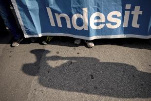 Redazione di Operai Contro, Renzi lo sbruffone aveva definito fantastica l’operazione Whirpool. Ora che il piano industriale di Whirlpool è arrivato, scopriamo  che è ben diverso dalle cazzate raccontate da Renzi: comprende la chiusura di tre siti produttivi e 1.350 esuberi. Whirlpool intende fermare le attività della fabbrica di Carinaro (Caserta), di Albacina (frazione di Fabriano) e di None (Torino). E ha ufficializzato al ministero dello Sviluppo che prevede appunto 1.350 esuberi, di cui 1.200 nelle fabbriche e 150 nei centri di ricerca su un totale di 5.150 lavoratori. Gli effetti del Jobs Act non sembrano andare nella direzione che Renzi ha più […]