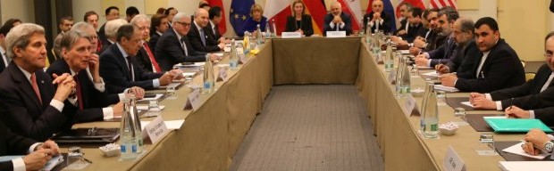 Redazione di Operai Contro, da tempo i Militari USA e i militari Iraniani collaboravano per sottomettere i popoli che vanno dalla Turchia all’Iran. Ora è ufficiale USA e padroni Iraniani sono alleati. Sembra di essere tornati ai tempi dello Scia di Persia. Del resto gli USA non potevano fare altro. I padroni dell’Iran sono i grandi sostenitori con la Russia di Putin del sanguinario dittatore Siriano Assad. Mentre parlavano di sconfitta dell’ISIS, questi entravano a Damasco. I mercenari curdi, i nazisti e fascisti reclutati in europa, l’esercito del fantoccio di Bagdad, si sono dimostrati incapaci di contenere l’ISIS Gli […]