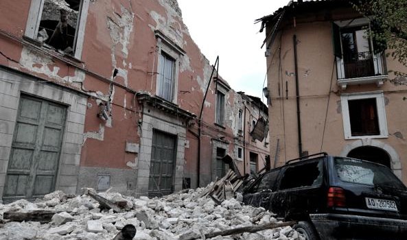 Redazione di operai contro, dopo sei anni l’Aquila è ancora a terra. I 309 morti sono colpa del Sig Terremoto Assolti da una solerte magistratura, esperti, politici e amministratori Dopo il puttaniere Berlusconi ora arriva il compare: il gangster Renzi. «L’Aquila, sei anni dopo. Innanzitutto un pensiero alle 309 vittime, alla loro memoria, ai loro cari. Il compito della Politica però non è solo la giusta e dovuta commemorazione ma dare risposte a lungo attese». Così Matteo Renzi, su Facebook, per il quale «dopo troppe promesse, siamo finalmente passati all’azione. I soldi adesso ci sono». Il premier ha assicurato […]