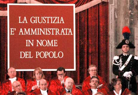Redazione di Operai Contro, la magistratura non sbaglia mai Tutti assolti i 24 imputati al processo per l’utilizzo dei fondi dei gruppi del Consiglio regionale della Valle d’Aosta nella legislatura 2008-2012. “Il fatto non sussiste”. Il procuratore capo di Aosta Marilinda Mineccia aveva richiesto pene complessive per30 anni di carcere e multe per 600.000 euro per i 24. I magistrati Italiani non sbagliano mai: – I padroni che assassinano gli operai vengono assolti – i politici che rubano vengono assolti – gli amministratori vengono assolti I magistrati italiani devono essere esportati come il miglior prodotto italiano Un povero cristo  