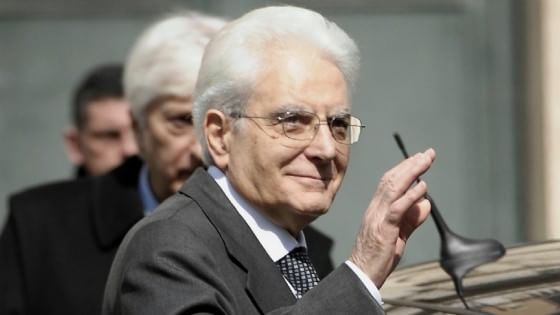 Redazione di Operai contro, finalmente Mattarella fa lezione. “La nostra Costituzione è il frutto della lotta antifascista contro la dittatura e la guerra. La qualifica di resistenti va estesa non solo ai partigiani ma ai militari che rifiutarono di arruolarsi nelle brigate nere” Presidente con la nostra a chi si riferisce? Ai politici della Repubblica dei padroni? Presidente ha dimenticato di estendere la “qualifica di resistenti” ai padroni italiani I padroni Italiani furono i finanziatori e i sostenitori del fascismo, ma nel 45 si convertirono. Mattarella studi, mi raccomando più precisione nei prossimi sermoni Un lettore