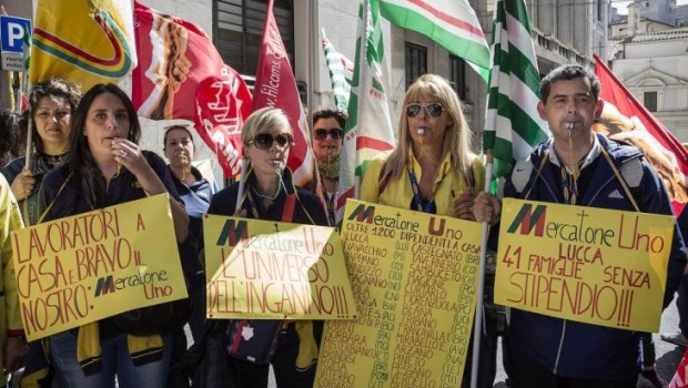 Cara Redazione, la situazione in cui versa il Mercatone Uno, colosso della grande distribuzione è ormai prossima al fallimento, ed ha presentato un concordato in bianco al tribunale di Bologna. Tutto questo mette a rischio il posto di lavoro di 3500 operai, che data la situazione attuale, sarebbe praticamente impossibile per loro trovare altri impieghi. Come spesso accade in questi casi. Come per le altre vertenze, le burocrazie sindacali di CGIL, CISL e UIL non offrono prospettive di lotta concrete per tutelare gli operai nell’immediato. E se la minaccia dei licenziamenti si fa più concreta? La strada intrapresa dai […]