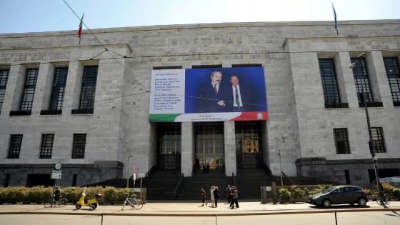 Redazione di operai contro, avete ragione la magistratura italiana lavora con metodo E’ un illuso chi ha fiducia nella magistratura dei padroni Il tribunale di Milano ha assolto con formula piena Giampiero Pesenti e altri sette ex manager della Franco Tosi di Legnano (Milano), azienda che produce turbine, che erano imputati per omicidio colposo in relazione alla morte di 32 operai avvenuta per l’esposizione all’amianto. Il giudice monocratico della quinta sezione penale, Manuela Cannavale, ha assolto gli otto imputati con le formule “perchè il fatto non sussiste” o “per non aver commesso il fatto”. Operai nessuna fiducia nella magistratura […]