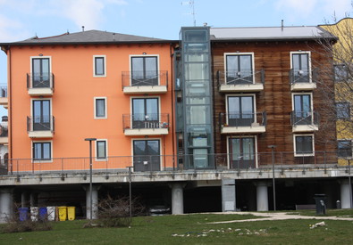 Redazione, dopo 6 anni l’Aquila è ancora a terra E’ sempre ricercato, per ordine della magistratura, il signor terremoto. Tutti assolti: grandi tecnici, politici, padroni, amministratori Renzi non è interessato, ormai c’è poco su cui fare affari Un Aquilano Costruite in tempi record dopo il terremoto del 2009, e costate circa un miliardo di euro, oggi le new town dell’Aquila, quartieri dormitorio privi di ogni servizio, cadono a pezzi, tranne rare eccezioni. Il Progetto C.A.S.E. (Complessi Antisismici Sostenibili Ecocompatibili) voluto da Berlusconi e Bertolaso per 16 mila aquilani sfollati, dopo sei anni fa letteralmente acqua da tutte le parti: […]