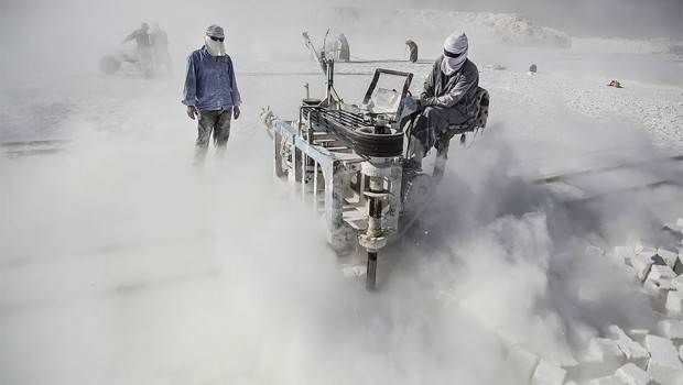 Redazione di operai Contro, ho trovato questo servizio fotografico sugli operai egiziani che lavorano nelle cave un operaio Ali Eddin racconta che per gli operai i pericoli cominciano ancor prima che si presentino sul posto di lavoro: per arrivare alle cave viaggiano in 10 o anche 20 alla volta (nella foto) su camion inadatti al trasporto passeggeri, che percorrono strade tutte curve, spesso ad altissima velocità. Le macchine per il taglio della pietra e i cavi elettrici ad alto voltaggio sono le altre principali cause di incidenti. Ma quando è tornato, nel 2014, Ali Eddin ha sentito toni diversi. […]