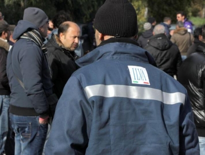 Un lettore ci ha inviato un video  come commento. Riteniamo utile riproporre il video La redazione   Operai Ilva contestano CGIL CISL UIL. “Pezzi di merda….la rovina siete voi.Servi di Riva” Pubblicato il 02 ago 2012 Manifestazione Piazza della Vittoria a Taranto. I Segretari di CGIL CISL UIL sono costretti ad abbandonare il palco in tutta fretta. La parola agli operai del siderurgico Ilva che rischia la chiusura. “50 anni di vergogna”