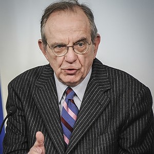 Redazione di operai contro, dopo tutte le sparate siamo al punto di partenza. Lo scorso anno sono stati dichiarati redditi per 811 miliardi di euro per un valore medio di 20.070 euro: il 30% dipende dalla pensioni che sommate agli introiti da lavoro dipendente fanno l’82% del dichiarato. Gli autonomi hanno i redditi medi più elevati, pari a 35.660 euro, seguiti dai dipendenti (20.600), dagli imprenditori (17.650) e dai pensionati (16.280). La dichiarazione media da partecipazione in società di persone ed assimilate, invece, risulta di 15.670 euro. Il Tesoro ricorda che la quasi totalità dei redditi da capitale è […]