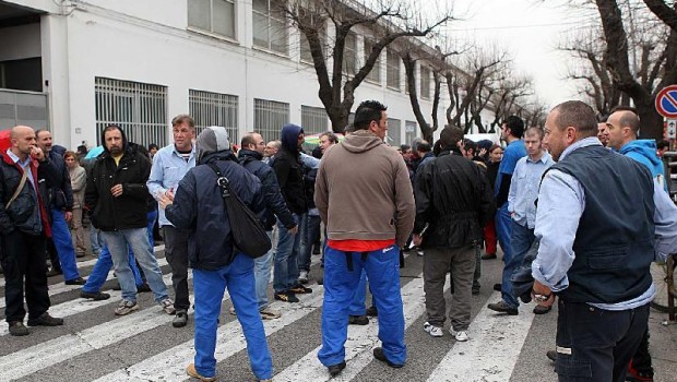 Il Foglio Bianco Il Foglio Bianco Posted: 21 Apr 2015 11:14 AM PDTDa lunedì scorso gli operai della linea 6 sono in sciopero. Pretendono di lavorare meglio e perciò rivendicano l’aggiunta di 2 stazionamenti per alleggerire il carico di lavoro L’azienda non intende riconoscere questa necessità e propone invece alle RSU di trovare il modo di riuscire a produrre ugualmente i veicoli programmati senza aggiungere persone sulla linea, ma semplicemente spostando qualche vite da uno stazionamento all’altro. Sono almeno vent’anni che l’azienda con questi metodi peggiora costantemente le condizioni di lavoro. Aumenta i ritmi e scarica sulle spalle dei lavoratori, […]