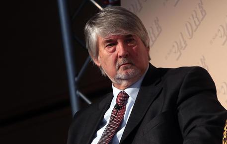 Caro Operai Contro, basta con la paga oraria e i minimi salariali. Poletti, il ministro del lavoro dei negrieri del governo Renzi, lancia la “rivoluzionaria” idea, riassumibile nel “lavoro a forfait”. “L’innovazione” di Poletti sarebbe l’abbandono come “unico riferimento l’ora/lavoro”, per definire il salario. Che va cerando Poletti, la scoperta del lavoro a cottimo? Oppure un taglio dei salari in base ai tempi morti della macchina? Poletti, guarda che la corda che non si rompe non l’hanno ancora inventata. Saluti da un lettore   Agenzia Adnkronos Non si era ancora spenta l’eco della polemica sugli universitari che se ne […]