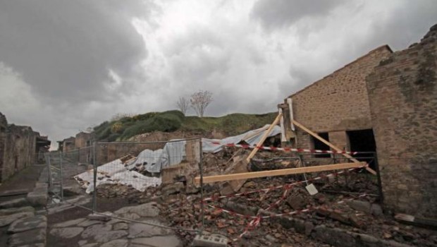 Redazione di Operai Contro, i giornalisti denunciano la distruzione dei siti archeologici in Iraq. Ripensando alla storia passata, per decine di anni i democratici occidentali hanno saccheggiato e distrutto reperti archeologici: dall’Egitto, alla Grecia, all’Italia, all’Iraq, ecc… I musei occidentali sono stati costruiti con i reperti archeologici saccheggiati Di recente ha aperto, a Torino, il nuovo museo Egizio. Per quanto riguarda la distruzione dei siti archologici, i politici e gli amministratori dell’Italia dei padroni, non hanno niente da imparare dall’ISIS.Sono decine i siti archeologici che hanno distrutto. Un appassionato di archeologia Nella foto il sito archeologico di Pompei