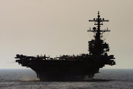 Redazione di Operai contro, gli assassini americani inviano una portaerei in appoggio alla coalizione guidata dall’arabia Saudita. Mentre in Iraq gli USA si alleano con l’IRAN per bombardare l’ISIS sunnita, in Yemen rafforzano la coalizione guidata dall’arabia saudita che bombarda gli sciiti I padroni iraniani fanno i mercenari al servizio degli USA in Iraq Un lettore Conaca ANSA Gli Stati Uniti rafforzano in maniera significativa la presenza di loro navi da guerra davanti alle coste dello Yemen: nelle ultime ore la portaerei USS Theodore Roosevelt e l’incrociatore USS Normandy si sono andate ad affiancare ad altre sette unita’ americane […]