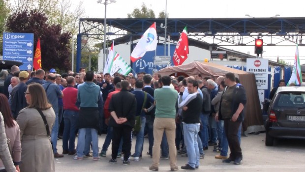 Redazione di Operai Contro, dopo l’autostrada e i binari della stazione, la lotta prosegue. Anche il 25 Aprile è proseguita la nostra protesta. Anche oggi ci sono stati i presidi allo stabilimento principale e ai due depositi della multinazionale I sindacalisti hanno invitato gli operai al tavolo di lunedì Il tavolo lo dobbiamo sfasciare in testa ai padroni, a Renzi e ai sindacalisti Un operaio INDESIT