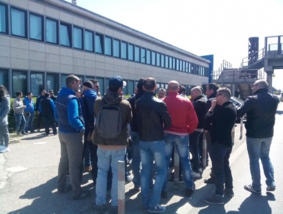 Redazione di Operai Contro, i contratti di solidarietà all’ILVA sono una fregatura per noi operai I contratti di solidarietà sono solo una diminuzione del salario Vi mando una cronaca Un operaio dell’ILVA TARANTO – Diversi lavoratori dell’Acciaieria 1 e 2 dell’Ilva di Taranto si sono radunati davanti ai cancelli della direzione dello stabilimento per protestare contro l’applicazione dei contratti di solidarietà. Lo rende noto l’Usb (Unione sindacale di base), che ha chiesto un incontro all’azienda per “discutere di una serie di gravi anomalie” nell’applicazione dell’ammortizzatore sociale nei reparti Acciaieria 1-Colata continua 1 e 5 e Gestione rottami ferrosi (Grf) […]