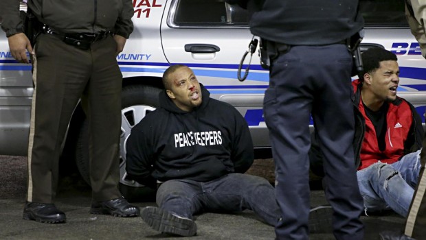 Due giorni fa gli Stati Uniti sono stati sconvolti dall’ennesimo caso di uso eccessivo della forza da parte di un agente di polizia, il 33enne Michael Slager che ha colpito e ucciso un cinquantenne afroamericano dopo averlo fermato per un controllo stradale. La scena è stata ripresa da un passante e ieri le autorità della South Carolinahanno diffuso un nuovo filmato, ripreso dalla telecamera fissa installata nell’auto di servizio dell’agente. Nel filmato sono ripresi i momenti che precedono quelli dell’uccisione, quando l’uomo fermato, Walter Scott, scappa dalla sua auto. Intanto è emerso che due anni fa lo stesso agente di […]