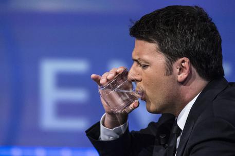 Redazione di operai Contro, Matteo Renzi con l’approvazione dell’Italicum con il 20% dei voti avrebbe la maggioranza in parlamento. Inoltre l’Italicum gli permetterebbe di nominare tutti i deputati del Pd Matteo Renzi pone una fiducia di fatto sulla legge elettorale, anche se quella in Parlamento deve essere ancora decisa: se l’Italicum non passa, ha detto il premier senza giri di parole, “il governo cade”. Parole che cercano di inchiodare l’intera minoranza del Pd, anche se verso una parte di essa è già partita l’operazione di “recupero”, a cominciare dal capogruppo dimissionario Roberto Speranza. Il Pd approverà l’Italicum, nessuno dei […]