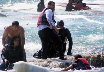 Redazione di Operai Contro, mentre gli assassini decidono il blocco navale alla Libia, nelle acque greche un novo assassinio di migranti Un barcone con 200 migranti è naufragato davanti alla costa orientale di Rodi, in Grecia. Per ora sono stati recuperati tre corpi, tra cui quello di un bambino, mentre 57 sono stati messi in salvo ma si temono molte vittime. L’unico modo per fermare le stragi nel mediterraneo è la libera circolazione della forza-lavoro Ma i padroni e i loro politici hanno deciso che le popolazioni del medio oriente e dell’Africa devono morire di fame. A morte i […]