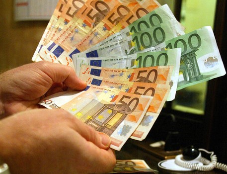 Redazione di Operai Contro, L’ISTAT al servizio del gangster ci dice che i contratti a tempo indeterminato aumentano di poco. Gran parte dei padroni che avevano di pendenti a tempo determinato li hanno passati a tempo indeterminato per usufruire degli sgravi concessi dal governo I padroni tanto sanno bene che grazie al Jobs Act li potranno licenziare I salari diminuiscono e questo rende felici i padroni. L’unico aumento è quello dei disoccupati Un lettore E’ IN EDICOLA OPERAI CONTRO n 135. IN ALLEGATO IL FORMATO pdf OC135