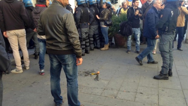 Salvini: “Vai via, siamo tutti clandestini”.   Il segretario della Lega Nord Matteo Salvini arriva a Livorno e parte la contestazione con cori, lancio di uova e pomodori. “Siamo tutti clandestini”, “Salvini vattene”. Questi alcuni dei cori rivolti al leader leghista che ha filmato le proteste con il suo ipad e ai manifestanti ha risposto così: “I clandestini ospitateli a casa vostra“. Dopo un breve comizio il segretario del Carroccio, scortatissimo dalle forze dell’ordine, è partito I padroni difendono i razzisti e fanno strage dei migranti Un lavoratore di Livorno E’ IN EDICOLA OPERAI CONTRO n 135. IN ALLEGATO […]