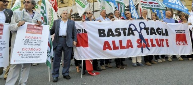 Redazione di Operai Contro, ormai la sanità pubblica non esiste più Se paghi hai delle cure, altrimenti crepa Saranno fatti altri 2,3 miliardi di tagli alla sanità previsti dalla legge di Stabilità 2015 Il gangster Renzi ci rompe i coglioni con l’Italicum Vi invio un articolo Un pensionato   Stavolta a far slittare la firma sono stati gli impegni parlamentari del sottosegretario Gianclaudio Bressa, impegnato alla Camera nel voto sull’Italicum. Così è stata rinviata di un’altra settimana la chiusura dell’intesa tra governo e Regioni sulla ripartizione dei 2,3 miliardi di tagli alla sanità previsti dalla legge di Stabilità 2015 come mancato aumento del fondo […]