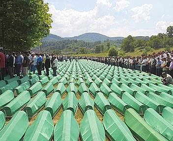 Redazione di operai contro, i padroni occidentali hanno compiuto stragi di mussulmani. 8 mila uomini e bambini vennero trucidati dai cristiani serbi. Sono 2 anni che il dittatore Siriano Assad ,con il silenzio complice dei padroni occvidentali, bombarda e massacra i palestinesi del campo profughi di Yarmouk Palestinesi che sono fuggiti dalle stragi compiute da Israele Assad ha come principale alleato la Russia di Putin e l’Iran La stessa Iran con cui gli USA si sono alleati per la guerra all’ISIS Sono i padroni occidentali i veri responsabili delle stragi. Un lettore Cronaca del genocidio di Sebrenica Ma cosa accadde […]