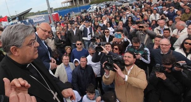 Redazione di Operai Contro, il cardinale Sepe è venuto a Carinaro e ci ha detto che gli ribolle il sangue Anche il papa si interesserà di noi operai Ignis, probabilmente anche il padreterno Ma noi operai quando la smetteremo di affidarci a politici, amministratori, sindacalisti e preti? Tutti ci promettono che si interesseranno per farci sgobbare Ma più lavoriamo, più diventa ricco il padrone, più ci ammazziamo Basta Il nostro destino è nelle nostre mani. Affossiamo il lavoro salariato, seppelliamo i padroni. Un operaio Ignis