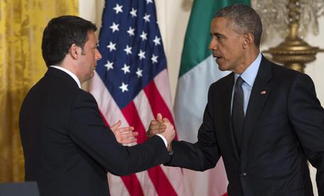 Redazione di operai contro, l’ANSA da giorni rompe l’anima a raccontare lo storico incontro Renzi-Obama. “Il premier Matteo Renzi e’ alla Casa Bianca per l’incontro nello studio ovale con il presidente Usa Barack Obama. Dopo il colloquio la conferenza stampa congiunta e poi Obama e Renzi pranzeranno insieme. “Buongiorno”. Cosi’, in italiano, il presidente Usa si e’ rivolto al presidente del Consiglio Renzi e ai giornalisti accogliendo il premier nello Studio Ovale alla Casa Bianca. Presente anche il segretario di Stato Usa John Kerry. Subito dopo Obama ha aggiunto “That’s it”, e’ tutto, per congedare la stampa per dare inizio all’incontro […]