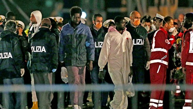 Redazione di Operai Contro, fino a ieri la colpa della strage veniva addossata agli immigrati che si erano spostati tutti da un lato del barcone C’è stata una collisione tra il barcone è una nave mercantile la King Jacobs Il pm di Catania la strage è dovuta a due cause: –   lo spostamento dei migranti sull’imbarcazione –  L’errata manovra dello scafista La versione del pm di Catania fa piangere. Il pm di Catania non era sul luogo della strage. I migranti erano tanto numerosi che difficilmente potevano spostarsi. I barconi sono vecchie carcasse che si spostano lentamente La […]