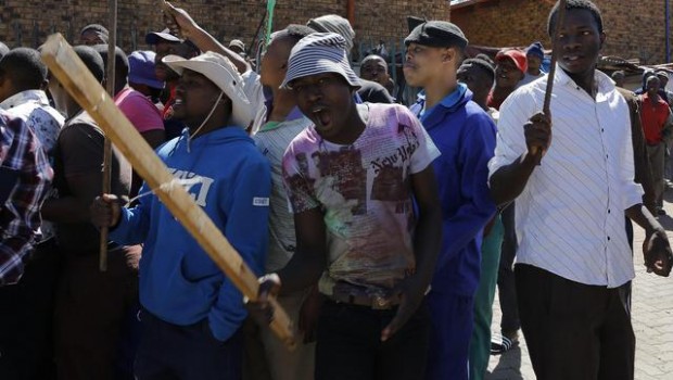 Redazione di Operai Contro, il razzista Salvini, vuole accendere lo scontro tra poveri cristi italiani e poveri cristi immigrati In Sud Africa i poveri cristi si scagliano contro gli immigrati La crisi avanza I nostri nemici sono i padroni e i loro politici Un povero cristo italiano 6 / 23  