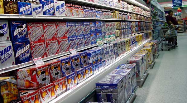 Redazione di Operai Contro, sono un lavoratore appartenente alla categoria dei servizi, lavoro in una grande e importante azienda della ristorazione di Milano e colgo l’occasione per scrivere al giornale telematico Operai Contro che leggo con piacere tutti i giorni. Vi scrivo perché pochi giorni fa è stato rinnovato il nostro contratto nazionale sottoscritto da Confcommercio con i sindacati del settore Filcams Cgil, Fisascat Cisl, Uiltucs Uil, contratto che interessa circa 3 milioni di lavoratori del terziario, della distribuzione e dei servizi e che decorre dal primo di aprile. Purtroppo non sono affatto contento dell’esito del risultato ottenuto nelle […]