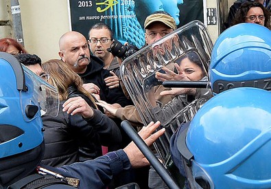 Redazione di Operai Contro, ormai i pizzinni alla polizia e ai giornalisti sono chiari. Quando rompete le teste dite che sono antagonisti. Ma che vuol dire antagonisti? Siamo studenti e non che volevamo fare un’assemblea a Palazzo Nuovo. La Polizia ha manganellato Dato che siamo stati manganellati dalla polizia ci chiamano antagonisti Tra poco ci chiameranno terroristi Uno studente di Palazzo novo