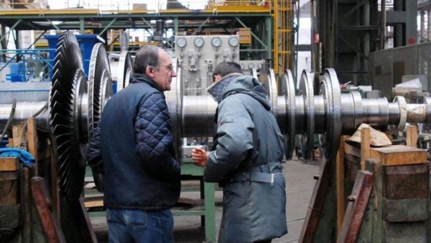 di Gabriele Polo Alla Franco Tosi i dipendenti della storica azienda di turbine legnanesi hanno bocciato l’ipotesi di accordo che condizionava il lavoro alla rinuncia ai diritti, passando al nuovo regime che con il Jobs act prevede la fine dell’articolo 18: 122 no, 97 sì e 1 scheda bianca, questo il risultato. Ben 126 gli astenuti, un altro dato che conferma la distanza dei lavoratori da una soluzione cui si era dissociata la maggioranza delle Rsu, ma sottoscritta da Fim e Uilm – una sorta di ultimatum imposto dal gruppo Presezzi, l’acquirente. L’ipotesi d’accordo conteneva anche altri “piccoli” problemi, […]