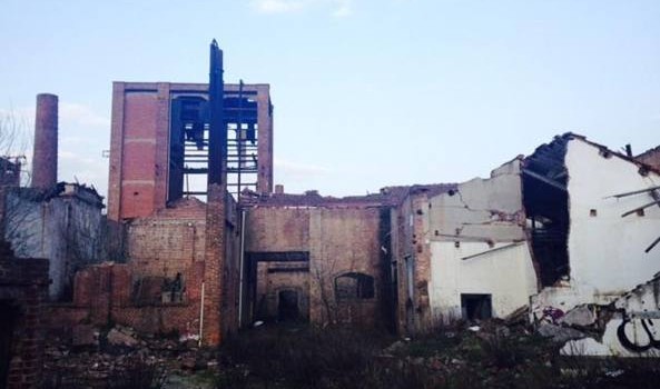 Redazione, noi operai non solo produciamo la nostra morte, ma anche quando sembra che il padrone voglia riconoscerci qualche euro, veniamo presi per il culo. La Cassazione ha annullato i benefici previdenziali che ci erano stati riconosciuti in passato e ci ha chiesto di restituire i soldi. Esposti all’amianto per anni nelle vetrerie dell’empolese. E ora condannati dalla Cassazione a restituire circa un milione di euro allo Stato. E’ il totale delle integrazioni sulle pensioni — prima concesse, poi tolte — a circa 80 ex operai delle vetrerie. C’è chi dovrà restituire sei mila euro, chi 97 mila. E […]