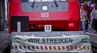 L’Amministratore Delegato di Deutsche Bahn (le Ferrovie dello Stato tedesche) Rüdiger Grube ha proposto come mediatore per un tavolo di trattativa l’esponente del partito socialdemocratico tedesco (SPD) Matthias Platzeck. L’iniziativa è stata respinta con decisione dal portavoce del sindacato GDL Claus Weselsky: “Nessuno si metta in testa che sospendiamo lo sciopero per la boutade di Deutsche Bahn. Ancora una volta ribadiamo che lo sciopero proseguirà sino domenica mattina alle ore 9.00” http://www.spiegel.de/wirtschaft/unternehmen/bahn-streik-weselsky-will-platzeck-als-vermittler-bei-gdl-pruefen-a-1032376.html _______________________________________________________________________________________________________ Secondo l’Amministatore Delegato di Deutsch Bahn, Rüdiger Grube, l’ex primo ministro socialdemocratico Matthias Platzeck si è proposto spontaneamente come mediatore tra l’azienda ed il sindacato GDL. […]