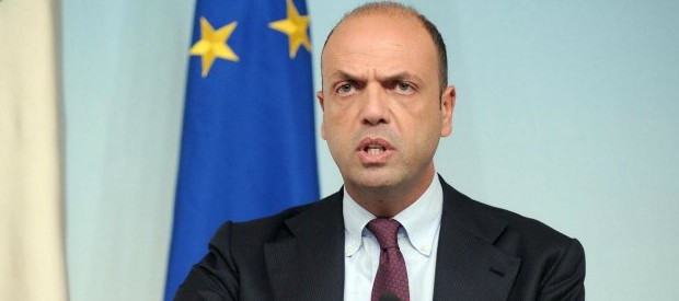 Redazione di Operai Contro, i politici dei padroni sono peggio dei padroni “Invece di farli stare lì a non far nulla che li facciano lavorare“. Il soggetto sono i migranti e chi parla è il ministro dell’Interno Angelino Alfano, secondo cui, una volta arrivati in Italia potrebbero iniziare a lavorare. Senza percepire un compenso. “Dobbiamo chiedere ai Comuni di applicare una nostra circolare che permette di far lavorare gratis i migranti”, ha proseguito il titolare del Viminale al termine della Conferenza Unificata e prima del vertice sull’immigrazione. Alfano non è un fascista è solo un politico dei padroni Alfano condanna i migranti che scampano alla strage […]