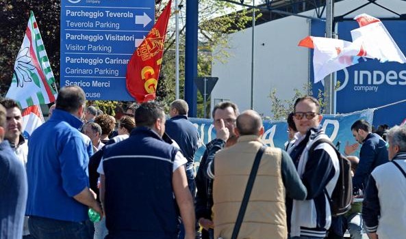 Redazione, venerdì a Caserta eravamo più di cinquemila per protestare contro i padroni della Whirlpool  Il premier Matteo Renzi in campagna elettorale per le regionali in Campania ha incontrato un gruppo di sindacalisti ripetendo la solita storiellina che la fabbrica non sarà chiusa. I manifestanti hanno chiesto ai negozianti di abbassare le serrande. Cori anche contro Confindustria Caserta e contro un comitato elettorale di un candidato del Pd di Caserta dove i lavoratori hanno sostato a lungo gridando «banditi». Renzi non ci prende per il culo due volte I sindacalisti che avevano applaudito Renzi ora hanno paura, ma ci […]