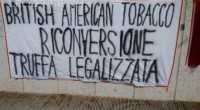Redazione di Operai Contro, dopo il licenziamento subìto con la condiscendenza dei sindacati e dei partiti i 500 operai dell’ex Bat – British American Tobacco di Lecce sono stati sviati dalla lotta e presi in giro con l’illusione di una veloce riconversione industriale che ne avrebbe favorito la riassunzione sotto un altro padrone. Ma il piano di riconversione industriale è fallito e gli operai sono allo sbando, disuniti, senza salario e senza prospettive. È forse questa una novità? No, è il risultato della tecnica di distruzione della potenziale forza operaia messa a punto e collaudata da padroni, sindacati e […]