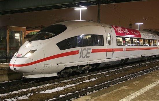 Cara Redazione, dopo gli scioperi alla Lufthansa e le polemiche sulla sicurezza dei voli seguite alla tragedia dell’Airbus Germanwings, si apre un’altra crepa nel mito tedesco: il sindacato dei macchinisti Gdl ha indetto uno sciopero addirittura di sette giorni, a partire da domani. Motivo della protesta: la disputa con Deutsche Bahn (le Ferrovie dello Stato sulla paga e le ore di lavoro Lo sciopero comincerà alle 15 per i treni merci e alle 14 di martedì per i servizi passeggeri. Il Gdl vuole un aumento del 5% degli stipendi e la riduzione della settimana lavorativa da 39 a 37 […]