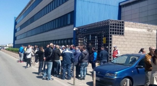 Redazione di Operai Contro, mentre il senato approvava la legge salva padroni assassini,l’ILVA e ITAS licenziavano 57 operai. Chi ci rimette siamo sempre noi operai Un operaio ITAS dalla Gazzetta del Mezzogiorno TARANTO – Ieri in presidio da soli, oggi accompagnati dalle famiglie. I 57 operai dell’Itas, azienda appaltatrice Ilva, creditrice non privilegiata del siderurgico per il quale ha lavorato per oltre vent’anni, torneranno questa mattina a protestare insieme a madri, mogli e figli. Manifesteranno tutti insieme davanti all’ingresso della direzione per rivendicare gli stessi diritti e lo stesso trattamento riservato ai dipendenti Ilva, loro sì creditori privilegiati. La […]