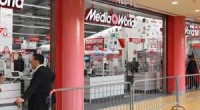dal fatto quotidiano L’Usb protesta fuori dal centro congressi di via Cavour a Roma dove l’azienda Mediaworld incontra i sindacati per discutere della chiusura di sette punti venditain tutta Italia. “Non c’è democrazia, serve una legge sulla rappresentanza, il sindacato di base che soprattutto nella Capitale ha parecchi iscritti è escluso dal vertice” afferma il sindacalista Francesco Iacovone. “Le multinazionali non possono sfruttare il nostro territorio e andarsene con il primo vento di crisi, sbattere per strada 906 famiglie” aggiunge. E’ questo il numero degli esuberi previsto dall’azienda su cui i sindacati dovranno contrattare. Le soluzione prospettate da Cgil, […]