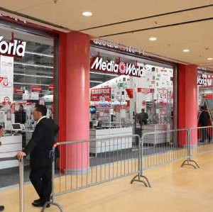 dal fatto quotidiano L’Usb protesta fuori dal centro congressi di via Cavour a Roma dove l’azienda Mediaworld incontra i sindacati per discutere della chiusura di sette punti venditain tutta Italia. “Non c’è democrazia, serve una legge sulla rappresentanza, il sindacato di base che soprattutto nella Capitale ha parecchi iscritti è escluso dal vertice” afferma il sindacalista Francesco Iacovone. “Le multinazionali non possono sfruttare il nostro territorio e andarsene con il primo vento di crisi, sbattere per strada 906 famiglie” aggiunge. E’ questo il numero degli esuberi previsto dall’azienda su cui i sindacati dovranno contrattare. Le soluzione prospettate da Cgil, […]