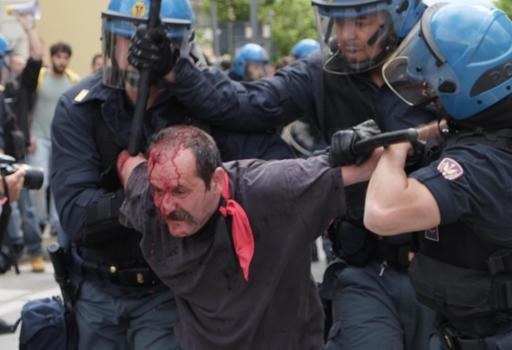 Redazione di Operai Contro, la polizia sempre al servizio del fascista Salvini vi invio una cronaca del Corriere Un operaio di Massa I manifestanti di sinistra sfondano il picchetto, partono le manganellate. I manifestanti sono stati portati in ospedale e sono sottoposti a fermo. Il leader leghista parla per mezz’ora, interrompe il comizio durante gli scontri e poi se ne va È salito a due il numero dei feriti tra i manifestanti che contestano il leader della Lega Salvini e le forze dell’ordine. Entrambi secondo quanto appreso sono stati portati in ospedale in ambulanze e già sottoposti a fermo […]