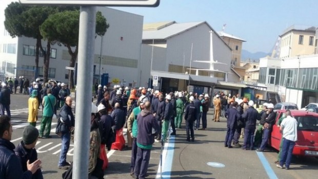 Redazione Operai Contro, In un cantiere Fincantieri di Muggiano ieri è morto un operaio di 42 anni mentre lavorava. Per oggi i sindacati hanno dichiarato un’ora di sciopero in tutte le fabbriche metalmeccaniche della zona, in provincia di La Spezia. Gli stessi sindacalisti della Fiom,Fim,Uil, si affrettano a dichiarare che il “problema della sicurezza viene spesso messo in secondo piano rispetto ad esigenze di riduzione dei tempi e dei costi“. Perché invece non intervengono prima i sindacati a controllare e a denunciare la mancanza della sicurezza nei cantieri, perché non attaccano preventivamente i padroni per il rispetto delle normative […]