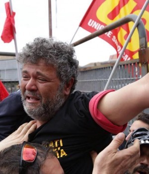 dal mediano.com A piazza Municipio hanno suonato per lui alcuni musicisti napoletani. E ieri lo hanno acclamato come un eroe. In questa intervista Mimmo Mignano racconta tutto.         Dopo una settimana passata a cinquanta metri di altezza, sulla gru del cantiere metro di piazza Municipio, senza acqua né cibo, Mimmo Mignano, 50 anni, operaio licenziato dalla Fiat, racconta momento per momento la sua vita sospesa a un ponte di ferro. Come si sente? “Non riesco quasi a camminare. Là sopra ci sono griglie flessibili per cui i piedi si sono abituati a camminare su una superficie elastica. Allora  […]