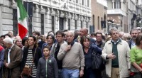RICEVIAMO E PUBBLICHIAMO PER IL DIBATTITO L’establishment milanese ha ridotto i problemi di disagio sociale e di degrado urbano a una pura questione di facciata. Come un sol uomo, il 3 maggio alcune migliaia di persone si sono mobilitate con il sindaco Pisapippa a cancellare le scritte sovversive  che deturpavano i muri dei quartieri alti e dei siti alla moda. A parte un vecchio cantante e un attore da spot pubblicitari, il celebrato mondo dell’arte, della cultura e dello spettacolo (e della moda) brillava per la sua assenza. Aveva già dato (e preso) i giorni precedenti. E anche la curia, dopo […]
