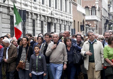 RICEVIAMO E PUBBLICHIAMO PER IL DIBATTITO L’establishment milanese ha ridotto i problemi di disagio sociale e di degrado urbano a una pura questione di facciata. Come un sol uomo, il 3 maggio alcune migliaia di persone si sono mobilitate con il sindaco Pisapippa a cancellare le scritte sovversive  che deturpavano i muri dei quartieri alti e dei siti alla moda. A parte un vecchio cantante e un attore da spot pubblicitari, il celebrato mondo dell’arte, della cultura e dello spettacolo (e della moda) brillava per la sua assenza. Aveva già dato (e preso) i giorni precedenti. E anche la curia, dopo […]