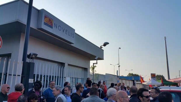 NOVELIS PIEVE EMANUELE GLI IMPIANTI RESTANO FERMI: LO SCIOPERO E IL PRESIDIO CONTINUANO Da venerdì pomeriggio, gli impianti della Novelis di Pieve Emanuele, che in condizioni normali funzionano a ciclo continuo, sono fermi. La colpa non è certo degli operai, che da quattro giorni scioperano e presidiano i cancelli della fabbrica, ma del gruppo dirigente dell’impresa, che ha scelto lo scontro frontale licenziando uno dei loro rappresentanti: lo storico delegato della Fiom. Così, anche questa mattina all’alba si sono trovati in tanti al presidio, determinati e con una rivendicazione unanime: il ritiro del licenziamento. E quando, al termine dell’incontro […]