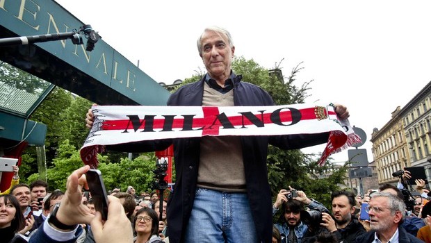Redazione di Operai Contro, il sindaco della Milano della piccola borghesia si è deciso è ha chiamato in piazza la Milano bene. Pisapia il milionario, ex m-l di “servire il popolo”, ex “Rifondazione Comunista”si prepara ad essere rieletto Un povero cristo   ANSA In tute colorate soprattutto bianche e azzurre i milanesi sfilano per le vie del centro accogliendo l’invito del sindaco alla manifestazione ‘Nessuno tocchi Milano’ come risposta agli incidenti del primo maggio. Il corteo, al quale hanno partecipato ventimila cittadini, tantissimi bambini, è partito da piazzale Cadorna e ha imboccato via Carducci, ripercorrendo quindi a ritroso il […]