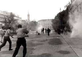 COMUNICATO STAMPA Bologna, 06/05/1983 Il collettivo Indygroundfilm e la casa editrice Bèbert Edizioni, annunciano l’imminente presentazione in Prima Nazionale del nuovo documentario “Il sole contro”. Il documentario ricostruisce la strage del 7 Luglio 1960, avvenuta a Reggio Emilia, quando la Polizia di Stato uccise cinque manifestanti durante lo Sciopero Generale della CGIL contro il governo DC-MSI presieduto da Fernando Tambroni. Quest’anno, in occasione del 55 esimo anniversario, il documentario verrà presentato in Prima Nazionale a Reggio Emilia il prossimo 7 Luglio 2015. CS Promo ‘ Il sole contro’ 6 Maggio 2015